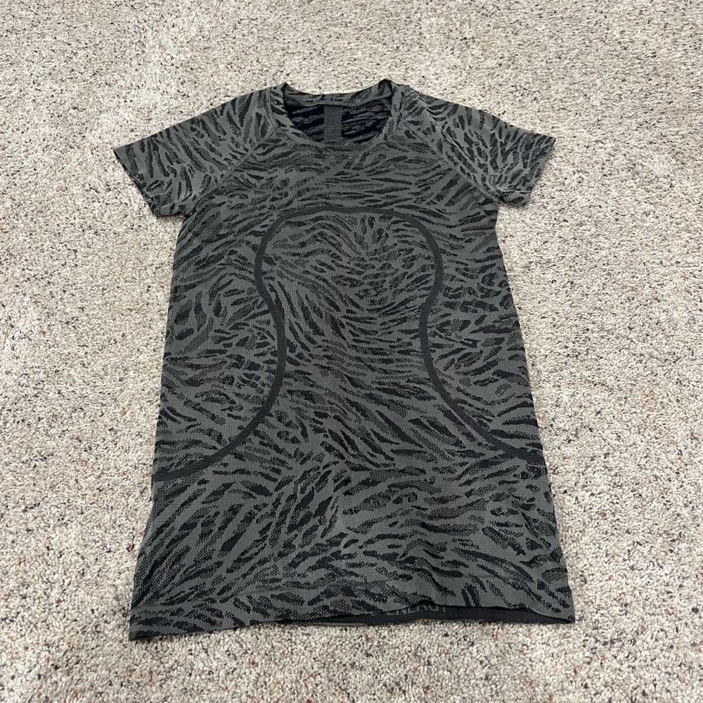 Lululemon size 6 swiftly tech short sleeve 2.0